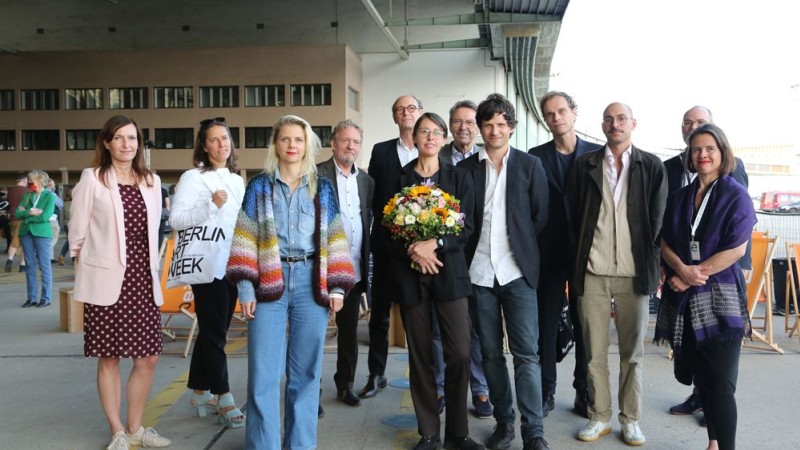 Eine Gruppe Personen steht im Hangar am Flughafen Tempelhof